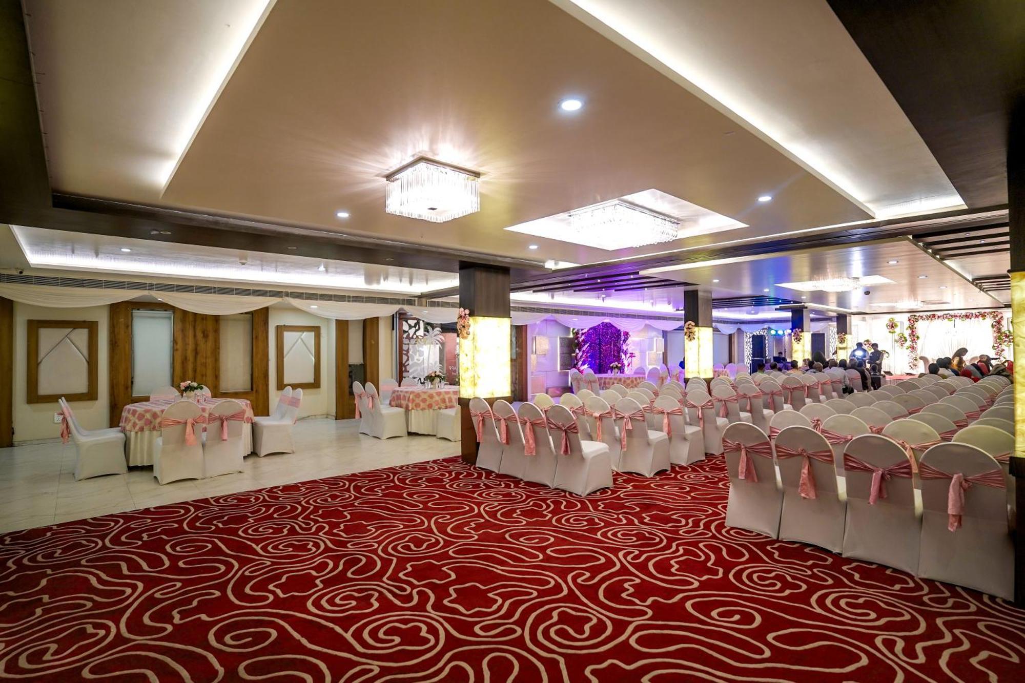 The Golden Apple Hotel Lakhnau Kültér fotó